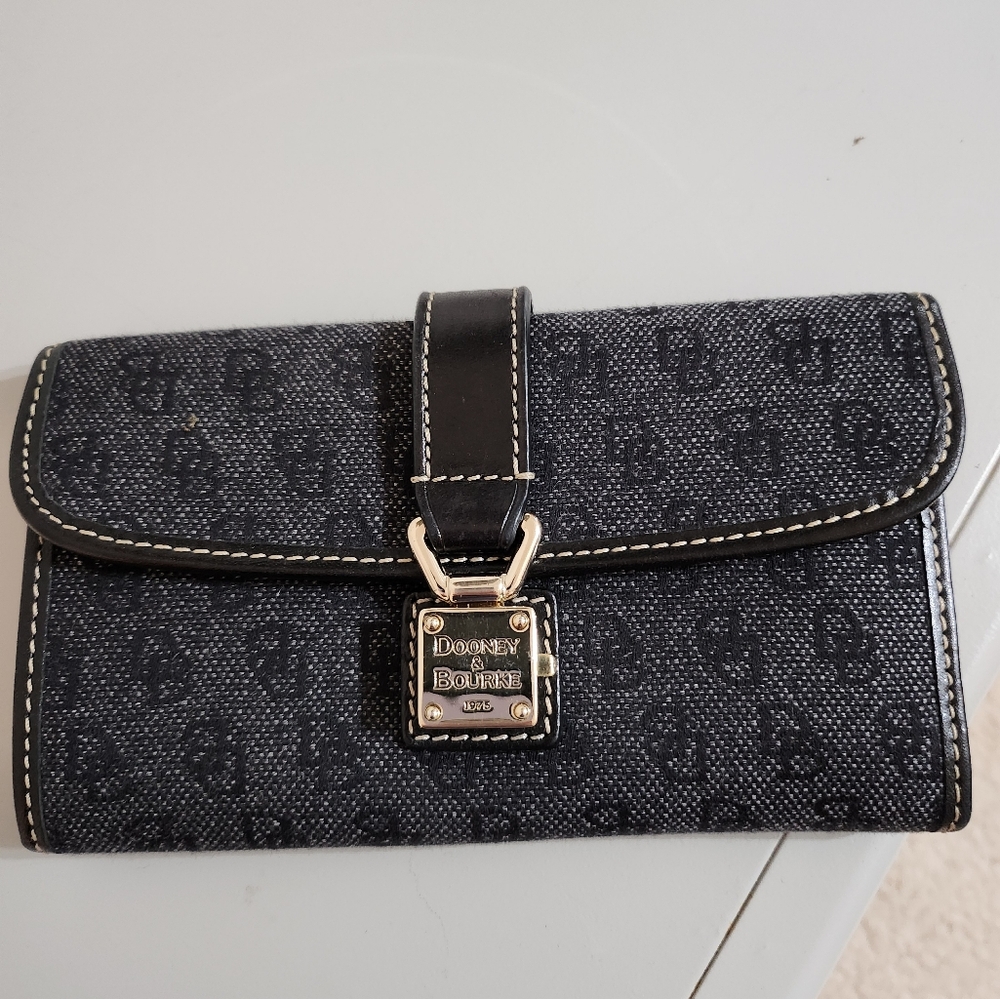 Dooney & Bourke wallet